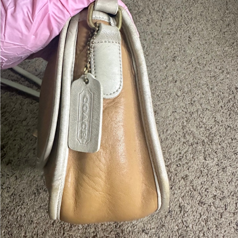 Coach Vintage Spectator City Bag in Tan and White. - Picture 6 of 8